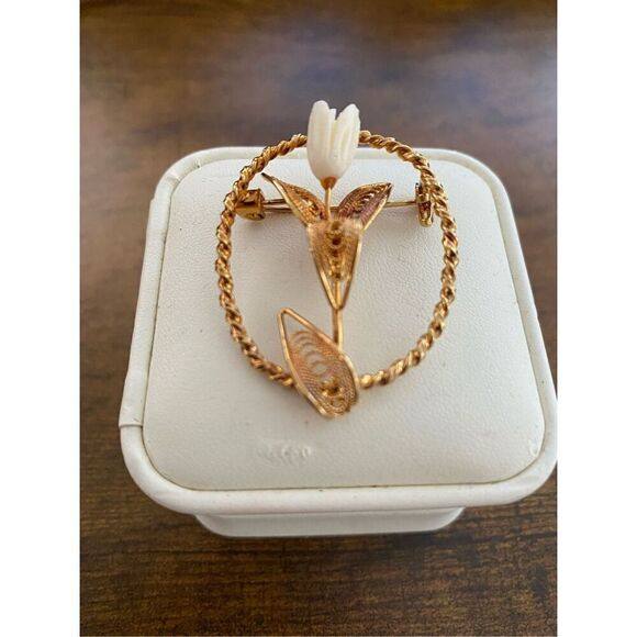 Vintage White rose flower gold trim brooch w/back pin - Picture 2 of 7